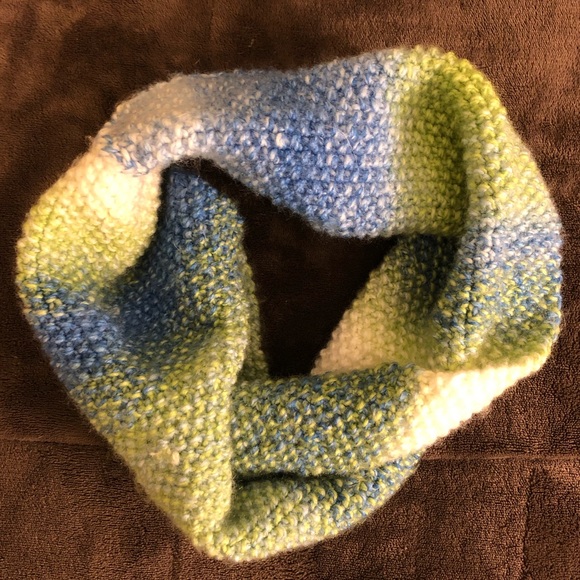 Hand crafted twist cowl knit in seed stitch - Picture 3 of 5